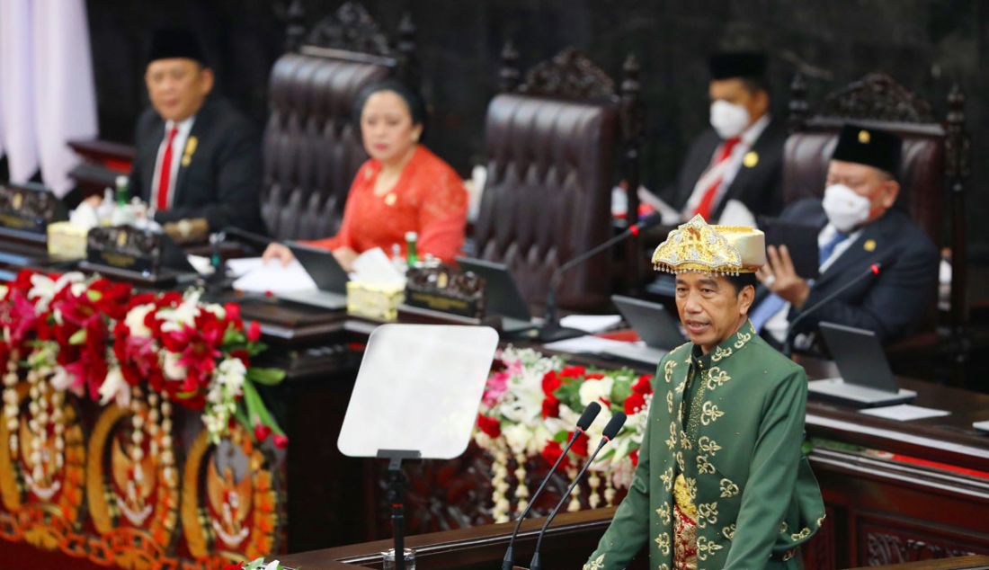 Presiden Joko Widodo menyampaikan pidato kenegaraan pada Sidang Tahunan MPR dan Sidang Bersama DPR - DPD 2022 di Gedung Nusantara, Kompleks Parlemen, Senayan, Jakarta, Selasa (16/8). - JPNN.com