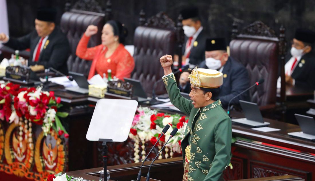 Presiden Joko Widodo saat menyampaikan pidato kenegaraan pada Sidang Tahunan MPR dan Sidang Bersama DPR - DPD Tahun 2022 di Gedung Nusantara, Kompleks Parlemen, Senayan, Jakarta, Selasa (16/8). - JPNN.com