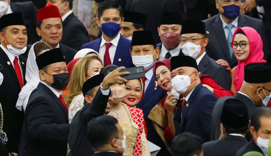 Sejumlah anggota Dewan berswafoto dengan Menhan Prabowo Subianto seusai Sidang Tahunan MPR dan Sidang Bersama DPR - DPD Tahun 2022 di Gedung Nusantara, Kompleks Parlemen, Senayan, Jakarta, Selasa (16/8). - JPNN.com