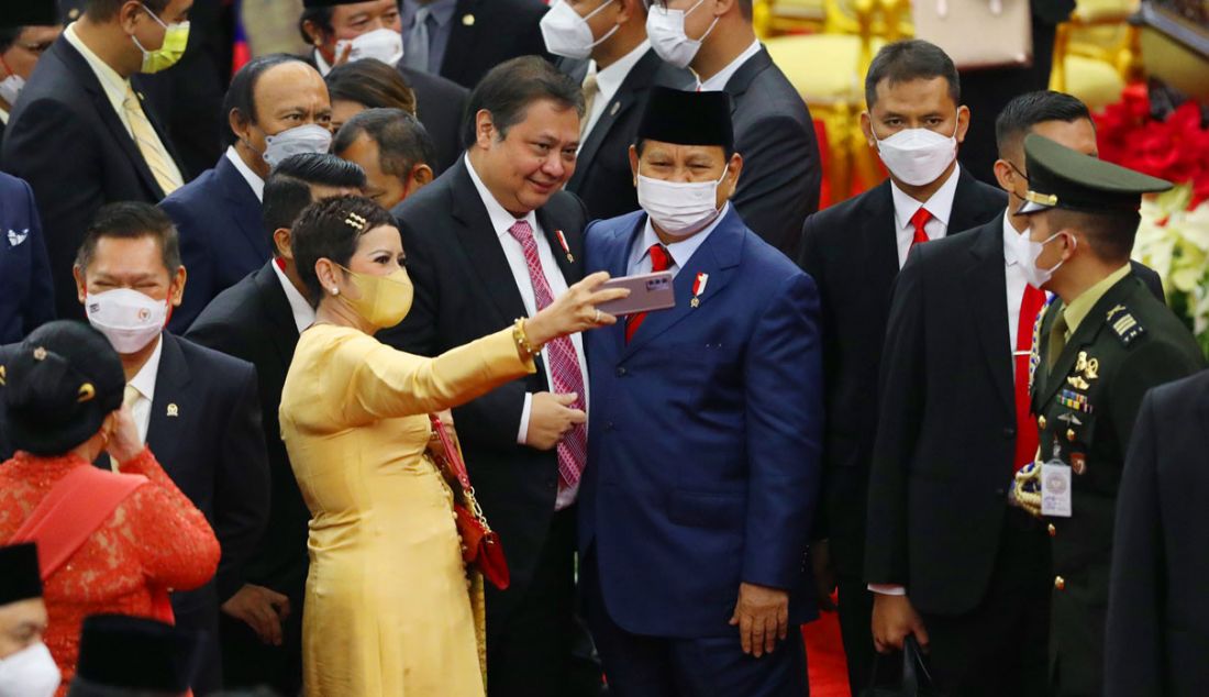 Sejumlah anggota Dewan berswafoto dengan Menhan Prabowo Subianto dan Menko Perekonomian Airlangga Hartato seusai Sidang Tahunan MPR dan Sidang Bersama DPR - DPD Tahun 2022 di Gedung Nusantara, Kompleks Parlemen, Senayan, Jakarta, Selasa (16/8). - JPNN.com