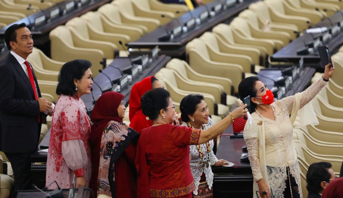 Sejumlah anggota DPR berswafoto di sela Sidang Tahunan MPR dan Sidang Bersama DPR - DPD 2022 di Gedung Nusantara, Kompleks Parlemen, Senayan, Jakarta, Selasa (16/8). - JPNN.com