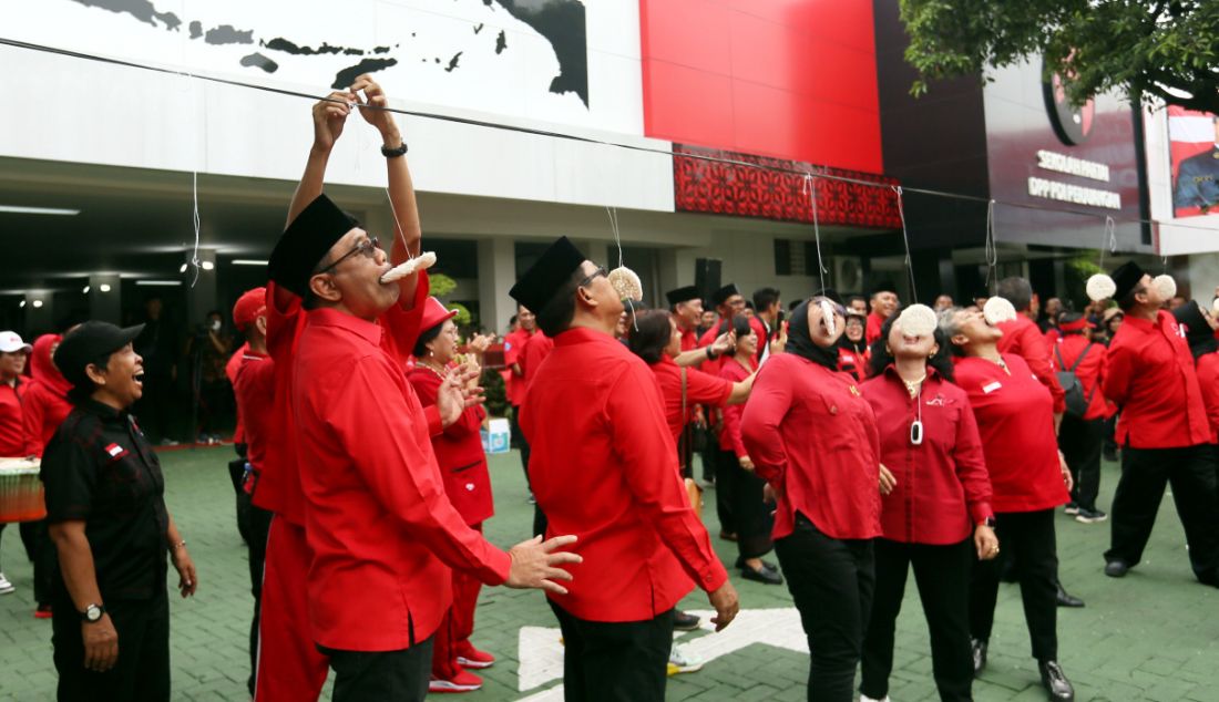 Anggota DPR Fraksi PDIP Djarot Saiful Hidayat mengikuti lomba makan kerupuk dalam rangka peringatan HUT ke-77 Kemerdekaan RI di Sekolah Partai DPP PDI Perjuangan, Lenteng Agung, Jakarta Selatan, Rabu (17/8). - JPNN.com