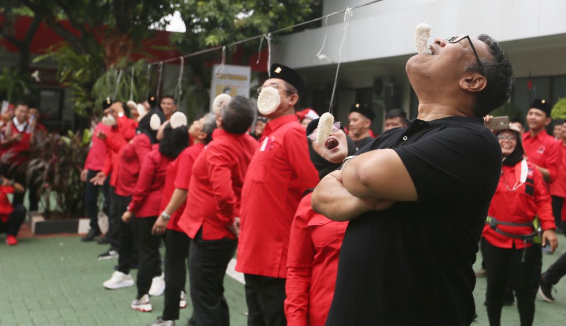 Anggota DPR Fraksi PDIP Eriko Sotarduga mengikuti lomba makan kerupuk dalam rangka peringatan HUT ke-77 Kemerdekaan RI di Sekolah Partai DPP PDI Perjuangan, Lenteng Agung, Jakarta Selatan, Rabu (17/8). - JPNN.com