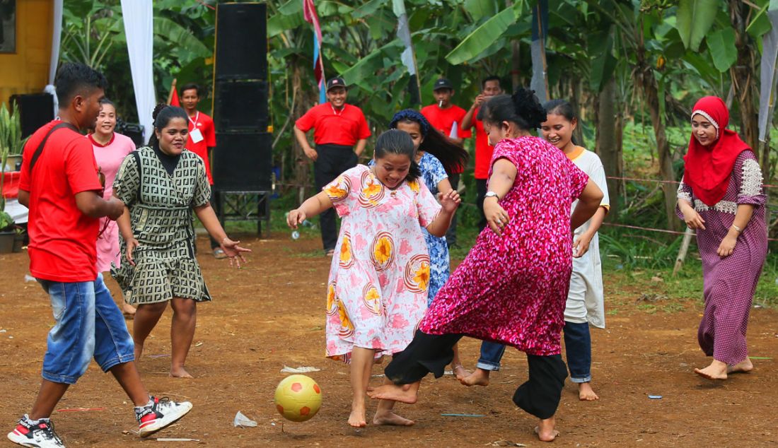 Ibu-ibu saat mengikuti perlombaan bermain bola menggunakan daster dalam rangka peringatan HUT ke-77 Kemerdekaan RI di Kampung Sawah RT 01 RW 11, Kelurahan Cimahpar, Kota Bogor, Rabu (17/8). - JPNN.com