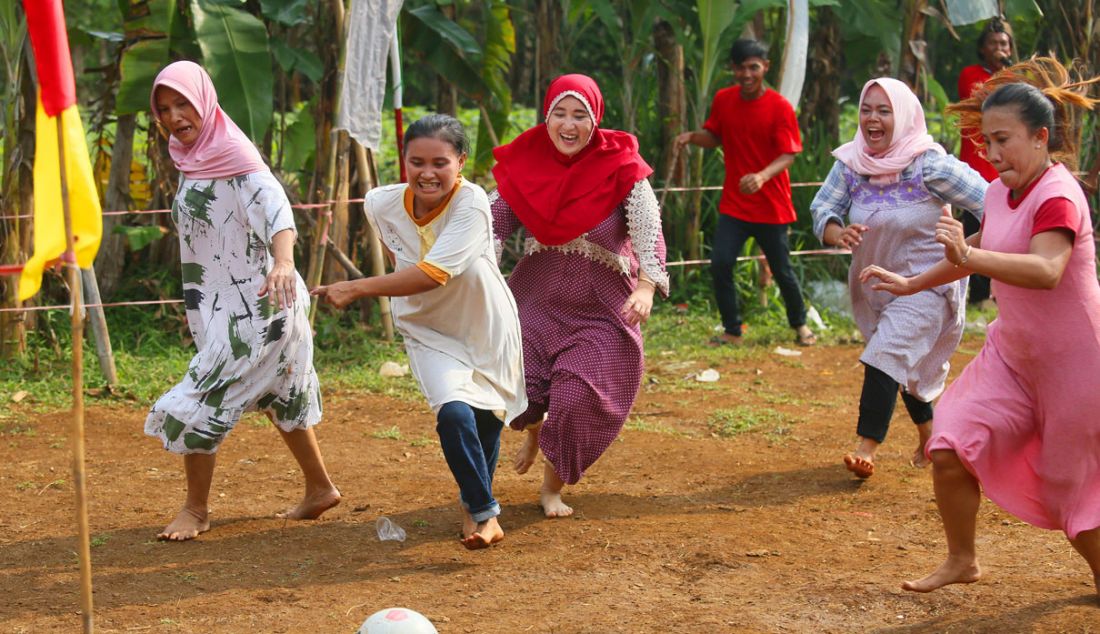 Ibu-ibu saat mengikuti perlombaan bermain bola menggunakan daster dalam rangka peringatan HUT ke-77 Kemerdekaan RI di Kampung Sawah RT 01 RW 11, Kelurahan Cimahpar, Kota Bogor, Rabu (17/8). - JPNN.com
