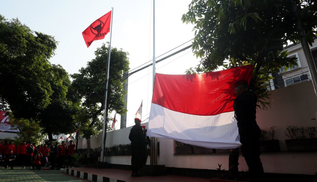 Petugas saat mengibarkan bendera merah putih peringatan HUT ke-77 Kemerdekaan RI di Sekolah Partai DPP PDI Perjuangan, Lenteng Agung, Jakarta Selatan, Rabu (17/8). - JPNN.com