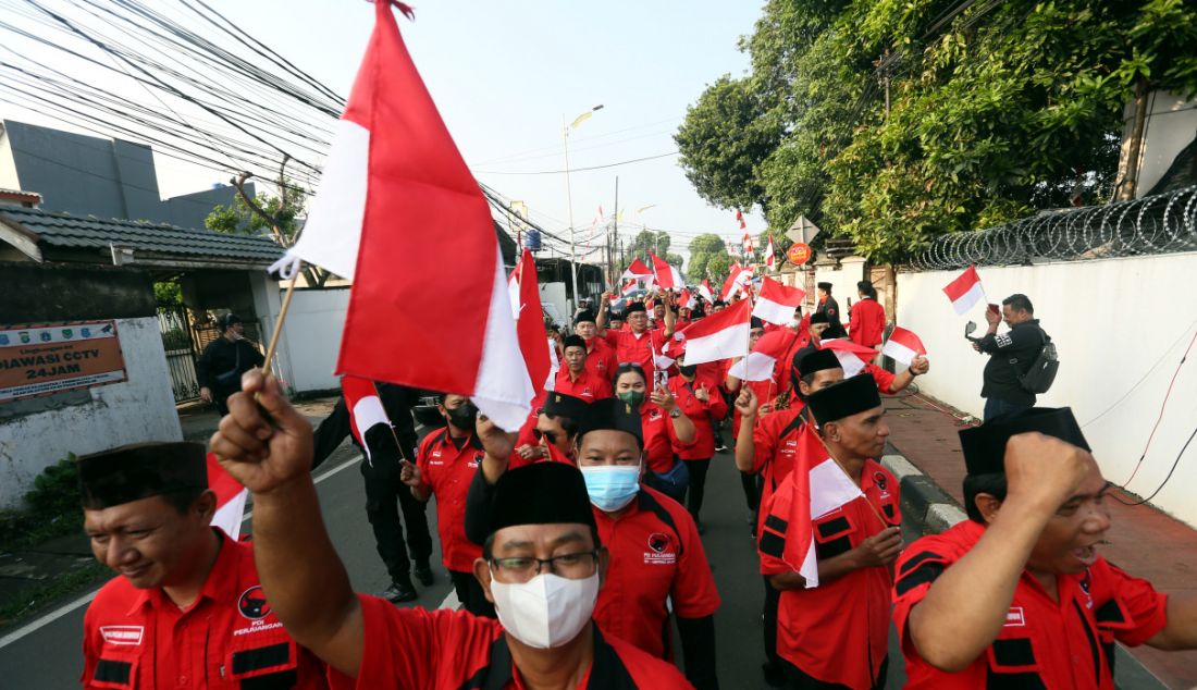 Sejumlah kader PDIP mengikuti pawai peringatan HUT ke-77 Kemerdekaan RI di Sekolah Partai DPP PDI Perjuangan, Lenteng Agung, Jakarta Selatan, Rabu (17/8). - JPNN.com