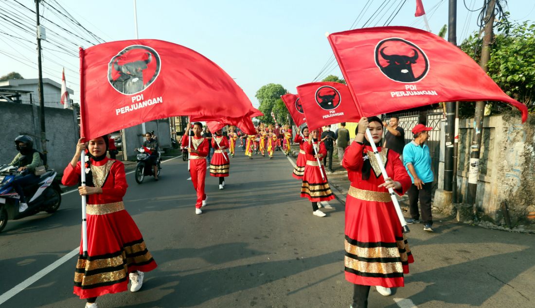 Sejumlah kader PDIP mengikuti pawai peringatan HUT ke-77 Kemerdekaan RI di Sekolah Partai DPP PDI Perjuangan, Lenteng Agung, Jakarta Selatan, Rabu (17/8). - JPNN.com