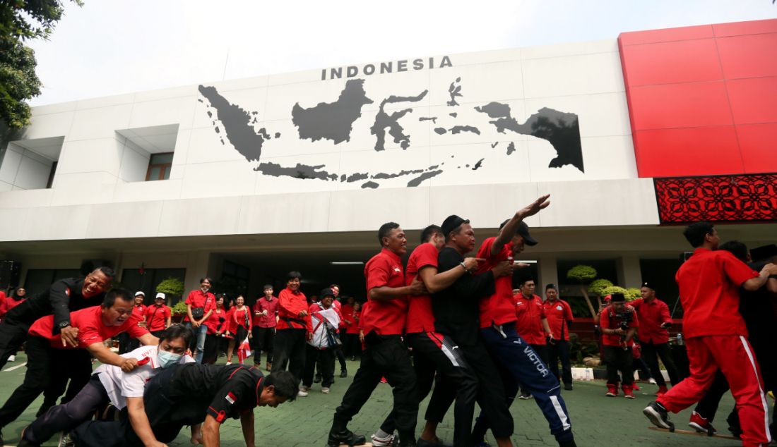 Sejumlah kader PDIP mengikuti perlombaan balap bakiak dalam rangka peringatan HUT ke-77 Kemerdekaan RI di Sekolah Partai DPP PDI Perjuangan, Lenteng Agung, Jakarta Selatan, Rabu (17/8). - JPNN.com