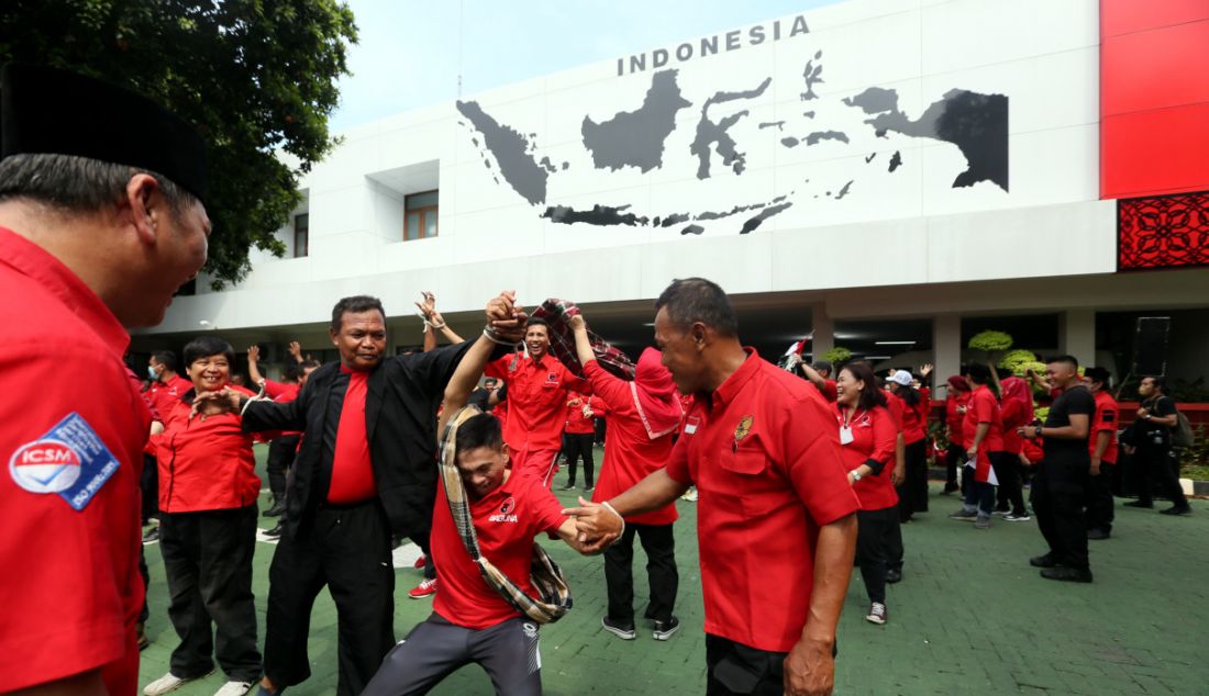 Sejumlah kader PDIP mengikuti perlombaan balap sarung dalam rangka peringatan HUT ke-77 Kemerdekaan RI di Sekolah Partai DPP PDI Perjuangan, Lenteng Agung, Jakarta Selatan, Rabu (17/8). - JPNN.com
