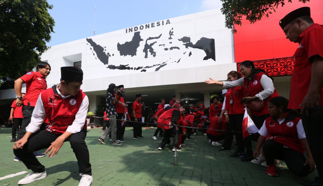 Sejumlah kader PDIP mengikuti perlombaan memasukkan paku ke dalam botol dalam rangka peringatan HUT ke-77 Kemerdekaan RI di Sekolah Partai DPP PDI Perjuangan, Lenteng Agung, Jakarta Selatan, Rabu (17/8). - JPNN.com
