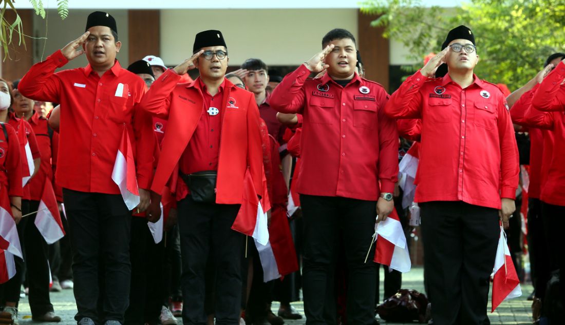 Sejumlah kader PDIP mengikuti upacara peringatan HUT ke-77 Kemerdekaan RI di Sekolah Partai DPP PDI Perjuangan, Lenteng Agung, Jakarta Selatan, Rabu (17/8). - JPNN.com