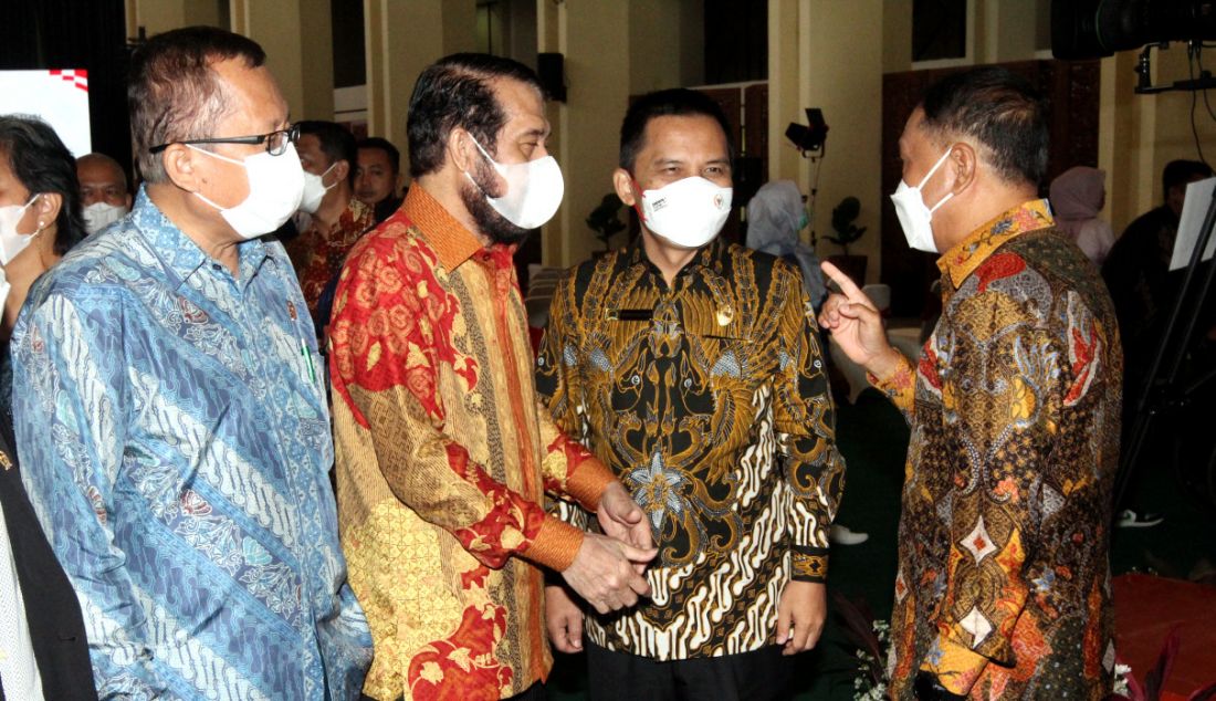 kiri : Wakil Ketua MPR Arsul Sani, Ketua MK Anwar Usman, Sekjen MPR Ma'ruf Cahyono dan Menpora Zainudin Amali saat berbincang seusai Peringatan Hari Konstitusi dan HUT Ke-77 MPR RI di gedung MPR, Jakarta, Kamis (18/8). - JPNN.com