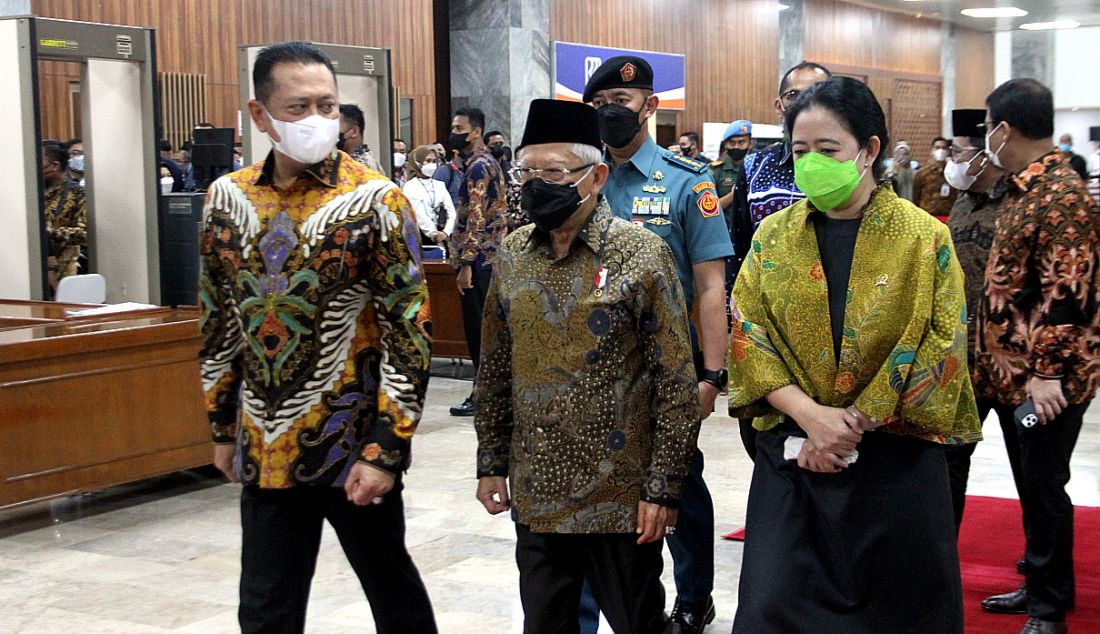 Wakil Presiden Ma'ruf Amin (tengah) bersama Ketua MPR Bambang Soesatyo (kiri) dan Ketua DPR Puan Maharani seusai Peringatan Hari Konstitusi dan HUT Ke-77 MPR RI di gedung MPR, Jakarta, Kamis (18/8). - JPNN.com