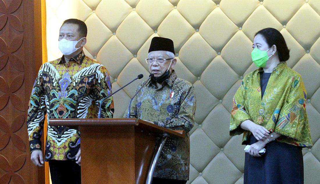 Wakil Presiden Ma'ruf Amin (tengah) bersama Ketua MPR Bambang Soesatyo (kiri) dan Ketua DPR Puan Maharani memberikan keterangan pers seusai Peringatan Hari Konstitusi dan HUT Ke-77 MPR RI di gedung MPR, Jakarta, Kamis (18/8). - JPNN.com