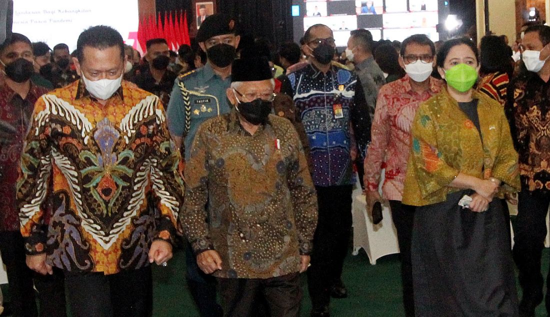 Wakil Presiden Ma'ruf Amin (tengah) bersama Ketua MPR Bambang Soesatyo (kiri) dan Ketua DPR Puan Maharani seusai Peringatan Hari Konstitusi dan HUT Ke-77 MPR RI di gedung MPR, Jakarta, Kamis (18/8). - JPNN.com