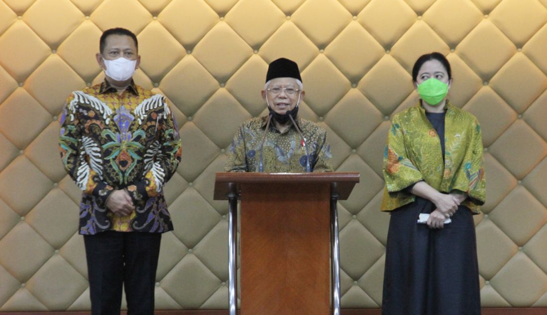 Wakil Presiden Ma'ruf Amin (tengah) bersama Ketua MPR Bambang Soesatyo (kiri) dan Ketua DPR Puan Maharani memberikan keterangan pers seusai Peringatan Hari Konstitusi dan HUT Ke-77 MPR RI di gedung MPR, Jakarta, Kamis (18/8). - JPNN.com