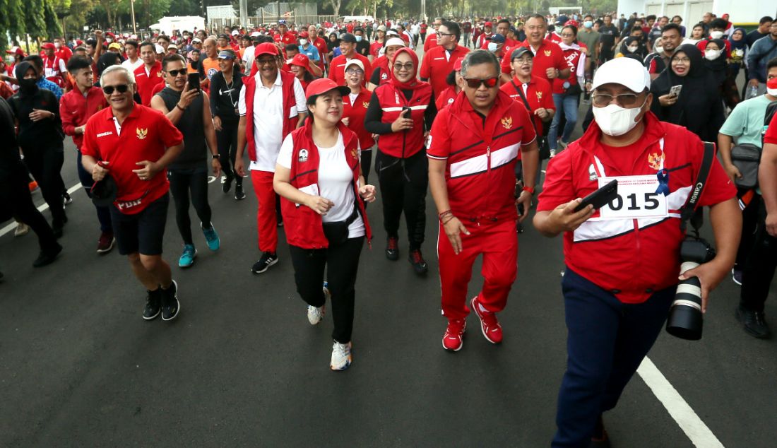 Ketua DPR Puan Maharani didampingi Sekjen PDIP Hasto Kristiyanto, jajaran pengurus DPP PDIP dan rekan-rekan media jogging bersama di Komplek GBK, Jakarta, Minggu (21/8). - JPNN.com