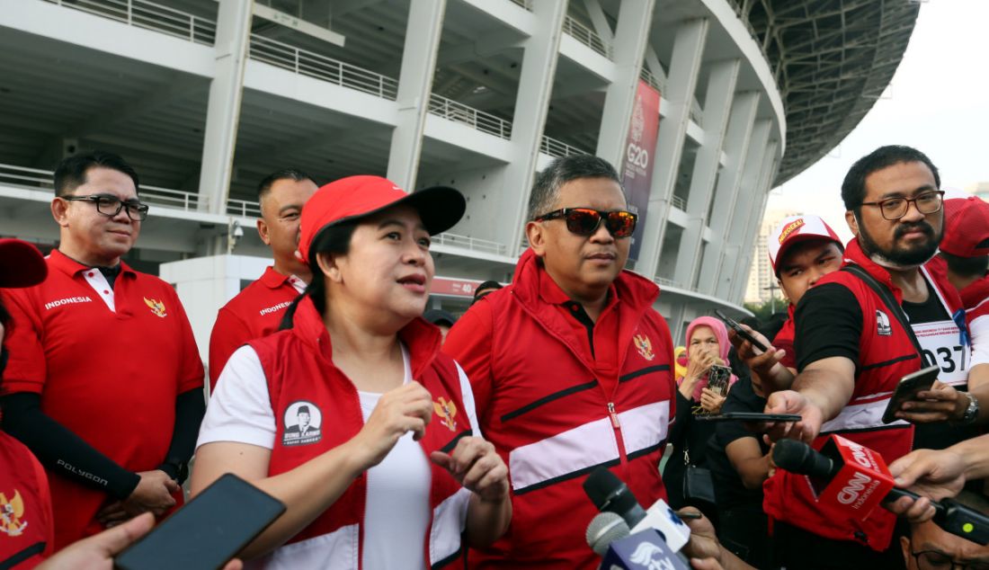 Ketua DPR Puan Maharani didampingi Sekjen PDIP Hasto Kristiyanto, jajaran pengurus DPP PDIP dan rekan-rekan media jogging bersama di Komplek GBK, Jakarta, Minggu (21/8). - JPNN.com