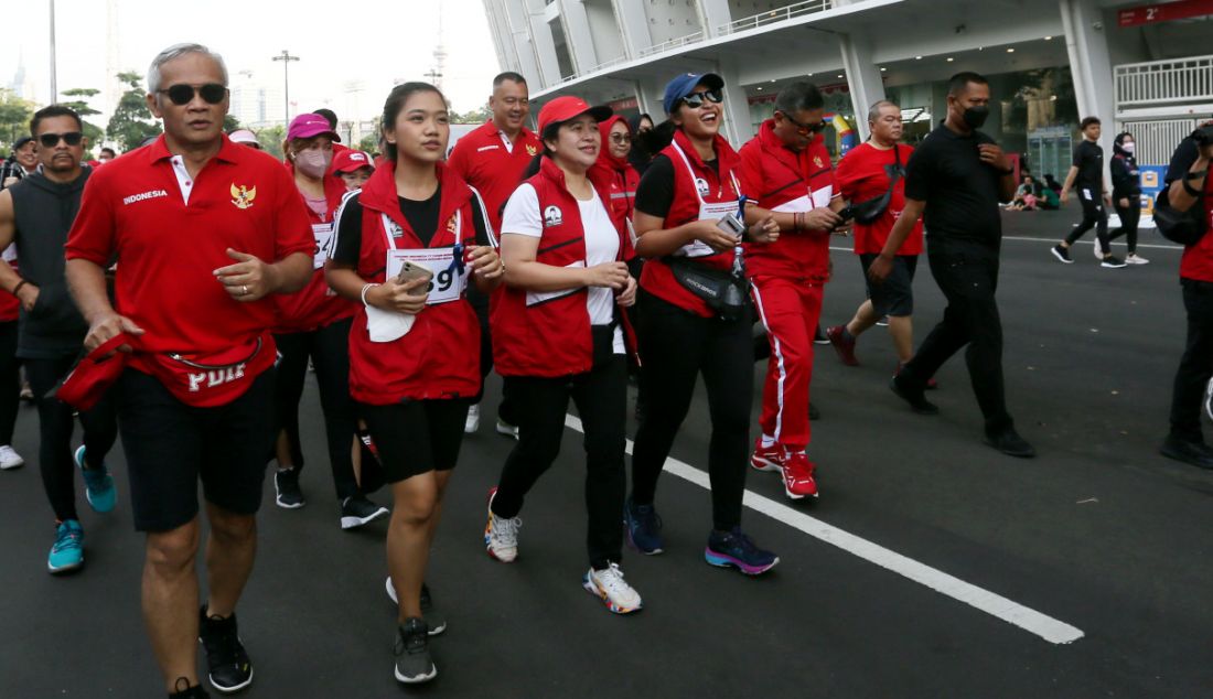 Jajaran pengurus DPP PDIP dan rekan-rekan media jogging bersama di Komplek GBK, Jakarta, Minggu (21/8). - JPNN.com