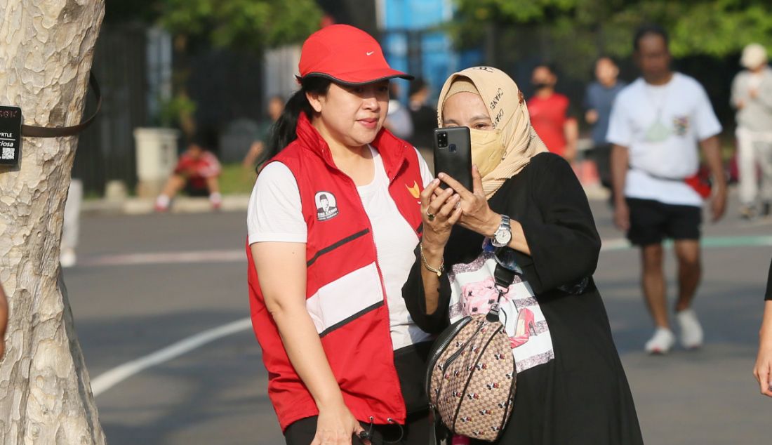 Ketua DPR Puan Maharani bersama warga di Komplek GBK, Jakarta, Minggu (21/8). - JPNN.com