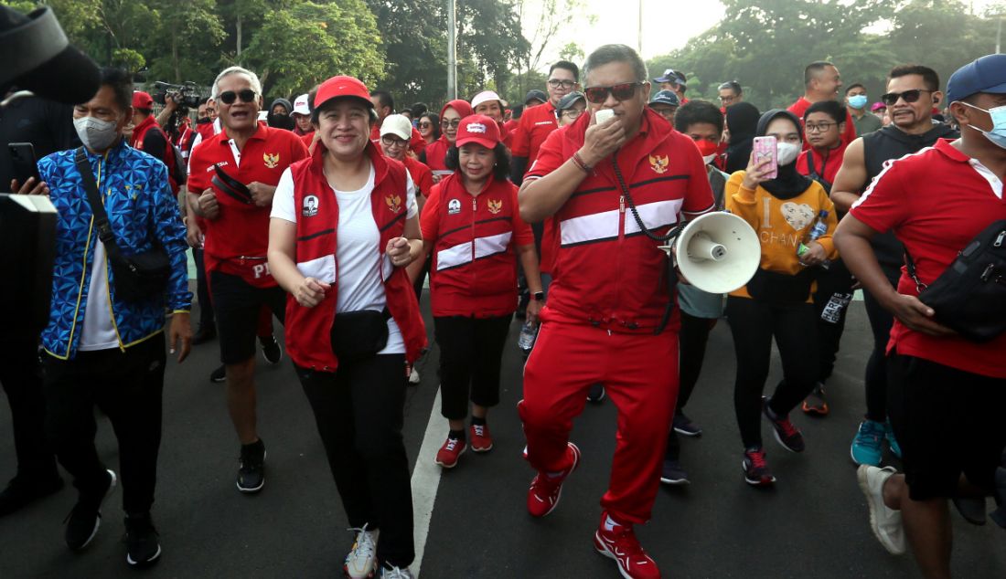 Ketua DPR Puan Maharani didampingi Sekjen PDIP Hasto Kristiyanto, jajaran pengurus DPP PDIP dan rekan-rekan media jogging bersama di Komplek GBK, Jakarta, Minggu (21/8). - JPNN.com