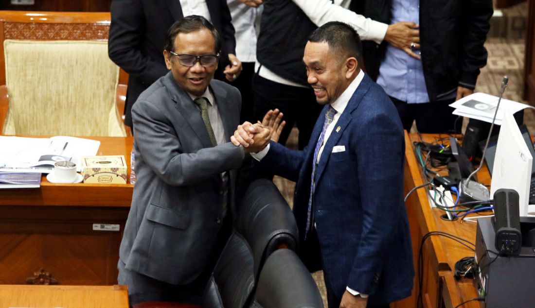 Ketua Kompolnas Mahfud MD dan Wakil Ketua Komisi III DPR Ahmad Sahroni berfoto bersama seusai rapat dengar pendapat dengan Kompolnas, Komnas HAM dan LPSK dengan Komisi III DPR, Jakarta, Senin (22/8). - JPNN.com