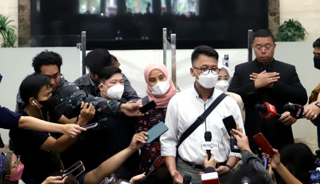 Ketua Umum Himpunan Kedokteran Forensik Indonesia, Ade Firmansyah memberikan keterangan pers usai menyerahkan hasil autopsi Brigadir J di Bareskrim Mabes Polri, Jakarta, Senin (22/8). - JPNN.com