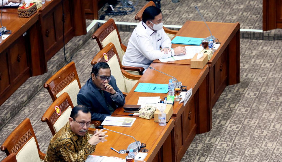 Kiri : Ketua Komnas HAM Ahmad Taufan Damanik, Ketua Kompolnas Mahfud MD dan Ketua Harian Kompolnas Irjen (Purn) Benny Mamoto saat rapat dengar pendapat dengan Kompolnas, Komnas HAM dan LPSK dengan Komisi III DPR, Jakarta, Senin (22/8). - JPNN.com