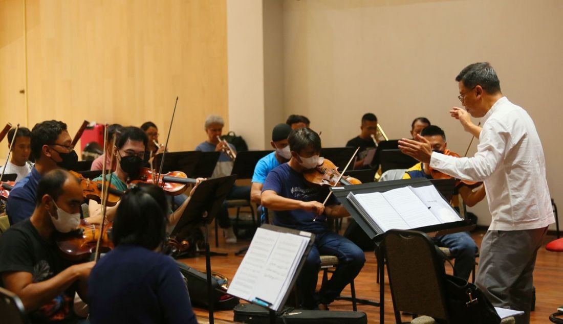 Sejumlah pemain musik pendukung mengikuti latihan bersama musisi Isyana Sarasvati. - JPNN.com