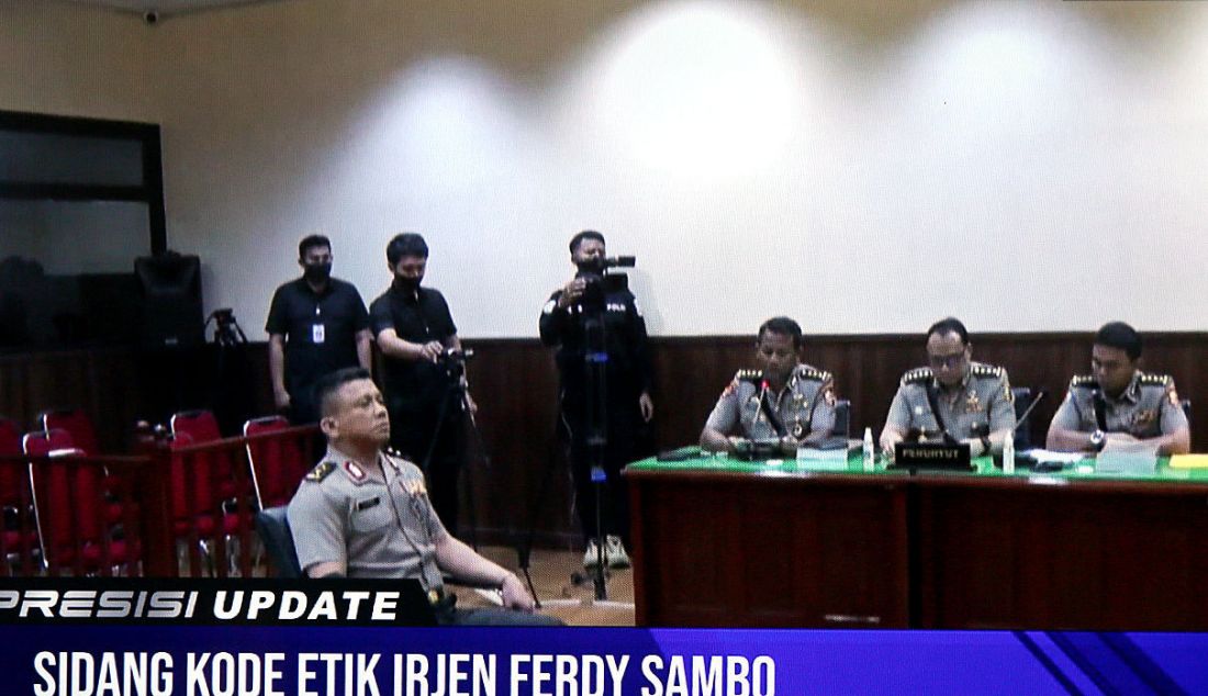 Irjen Ferdy Sambo saat mengikuti sidang etik di Ruang Sidang KKEP Gedung TNCC Mabes Polri, Jalan Trunojoyo, Jakarta Selatan, Kamis (25/8). Sidang tersebut dilaksanakan secara tertutup. - JPNN.com