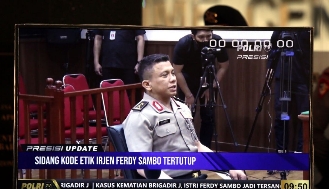 Irjen Ferdy Sambo saat mengikuti sidang etik di Ruang Sidang KKEP Gedung TNCC Mabes Polri, Jalan Trunojoyo, Jakarta Selatan, Kamis (25/8). Sidang tersebut dilaksanakan secara tertutup. - JPNN.com