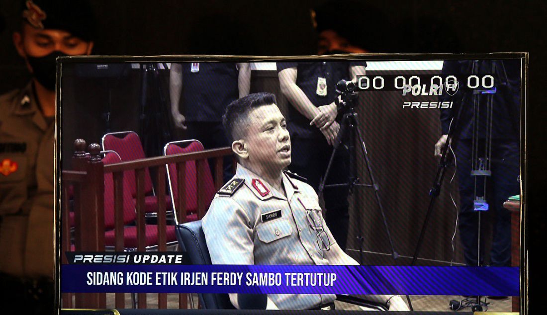 Irjen Ferdy Sambo saat mengikuti sidang etik di Ruang Sidang KKEP Gedung TNCC Mabes Polri, Jalan Trunojoyo, Jakarta Selatan, Kamis (25/8). Sidang tersebut dilaksanakan secara tertutup. - JPNN.com