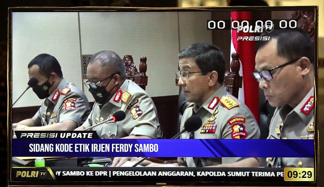 Kepala Baintelkam Polri Komjen Ahmad Dofiri (kedua kanan) memimpin sidang etik Irjen Ferdy Sambo di Ruang Sidang KKEP Gedung TNCC Mabes Polri, Jalan Trunojoyo, Jakarta Selatan, Kamis (25/8). Sidang tersebut dilaksanakan secara tertutup. - JPNN.com