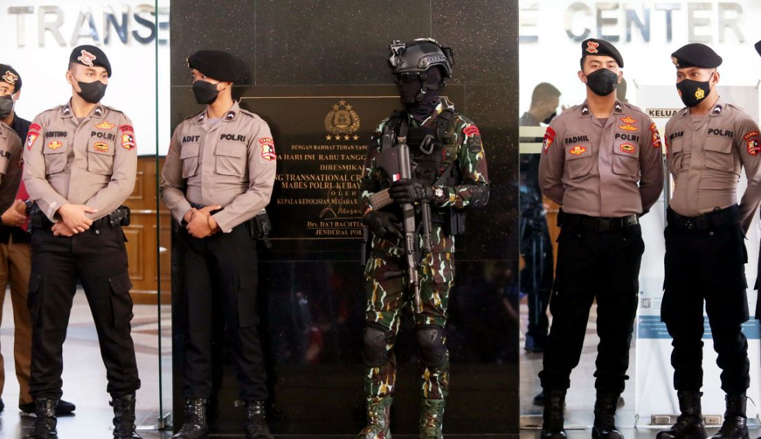 Sejumlah petugas kepolisian berjaga di depan ruang sidang etik Irjen Ferdy Sambo di Ruang Sidang KKEP Gedung TNCC Mabes Polri, Jalan Trunojoyo, Jakarta Selatan, Kamis (25/8). Sidang tersebut dilaksanakan secara tertutup. - JPNN.com