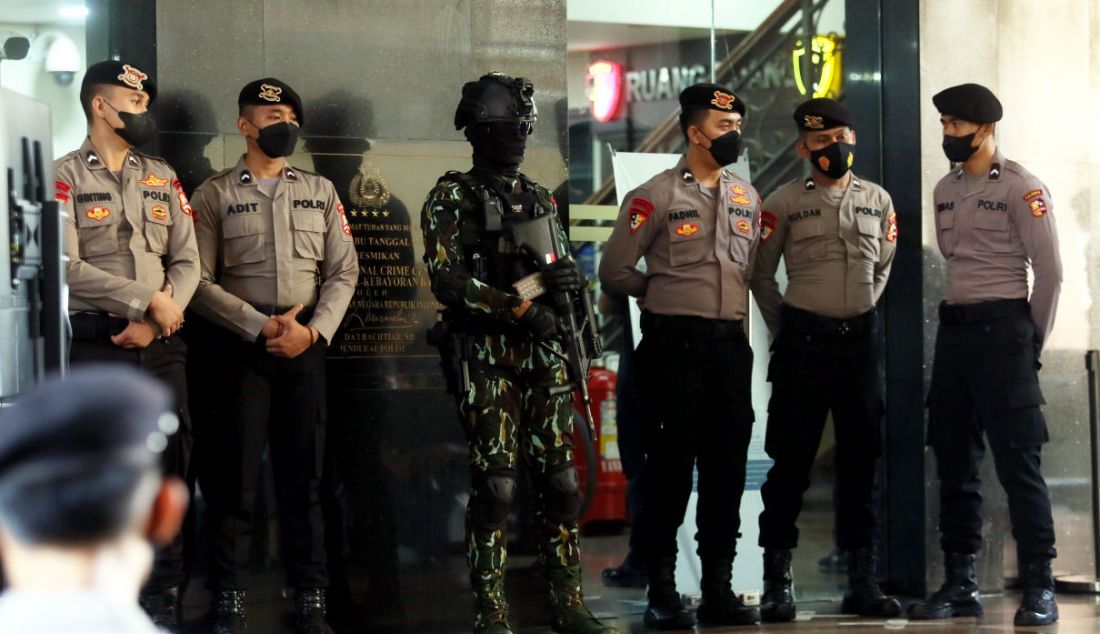 Sejumlah petugas kepolisian berjaga di depan ruang sidang etik Irjen Ferdy Sambo di Ruang Sidang KKEP Gedung TNCC Mabes Polri, Jalan Trunojoyo, Jakarta Selatan, Kamis (25/8). Sidang tersebut dilaksanakan secara tertutup. - JPNN.com