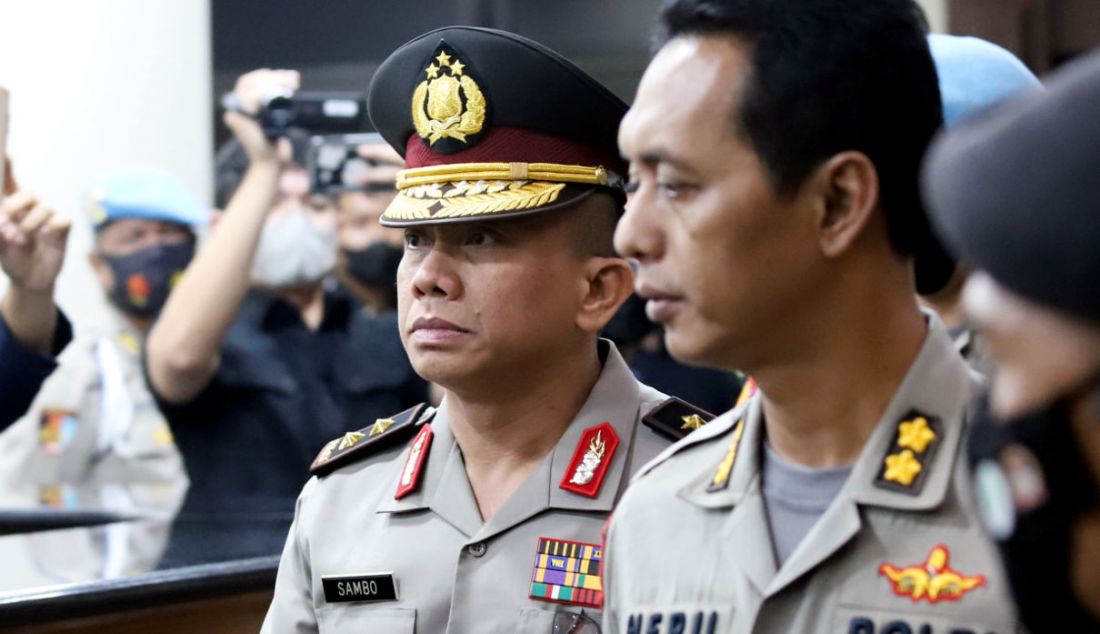 Mantan Kadiv Propam Polri Irjen Ferdy Sambo seusai menjalani sidang kode etik di Ruang Sidang KKEP Gedung TNCC Mabes Polri, Jalan Trunojoyo, Jakarta Selatan, Jumat (26/8). Sambo resmi diberhentikan tidak hormat setelah terbukti melanggar kode etik. - JPNN.com