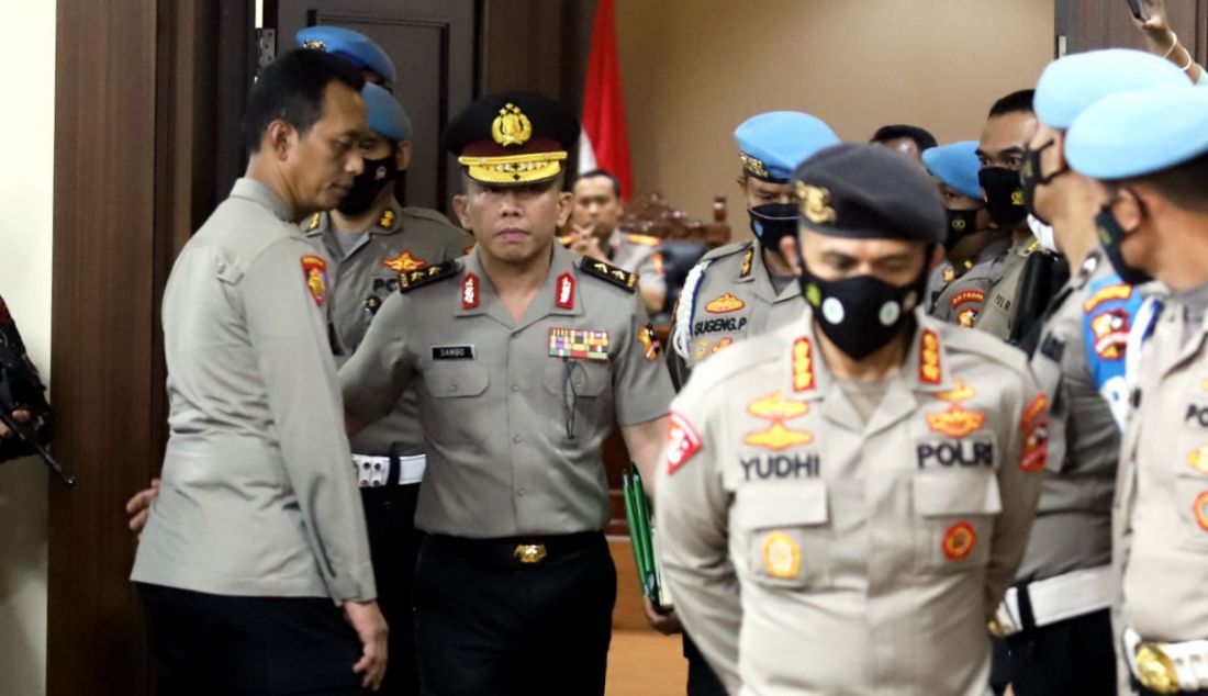 Mantan Kadiv Propam Polri Irjen Ferdy Sambo seusai menjalani sidang kode etik di Ruang Sidang KKEP Gedung TNCC Mabes Polri, Jalan Trunojoyo, Jakarta Selatan, Jumat (26/8). - JPNN.com