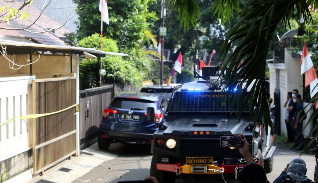 Anggota Brimob berjaga menjelang rekonstruksi kasus pembunuhan Brigadir J di depan rumah dinas mantan Kadiv Propam Polri Irjen Ferdy Sambo di Kompleks Polri, Duren Tiga, Jakarta, Selasa (30/8). - JPNN.com