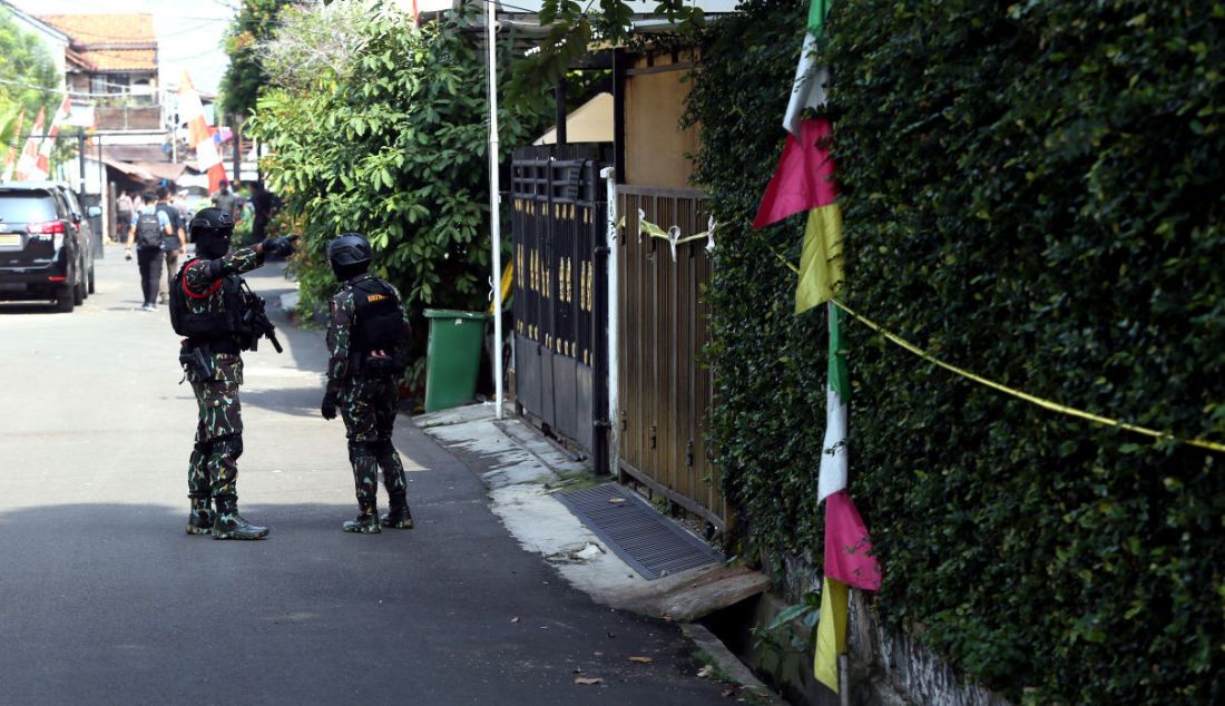 Anggota Brimob berjaga menjelang rekonstruksi kasus pembunuhan Brigadir J di depan rumah dinas mantan Kadiv Propam Polri Irjen Ferdy Sambo di Kompleks Polri, Duren Tiga, Jakarta, Selasa (30/8). - JPNN.com