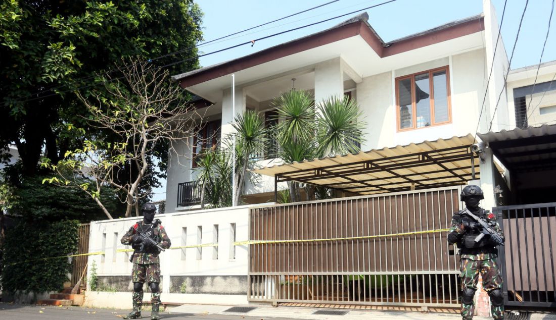 Anggota Brimob berjaga menjelang rekonstruksi kasus pembunuhan Brigadir J di depan rumah dinas mantan Kadiv Propam Polri Irjen Ferdy Sambo di Kompleks Polri, Duren Tiga, Jakarta, Selasa (30/8). - JPNN.com