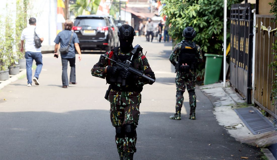 Anggota Brimob berjaga menjelang rekonstruksi kasus pembunuhan Brigadir J di depan rumah dinas mantan Kadiv Propam Polri Irjen Ferdy Sambo di Kompleks Polri, Duren Tiga, Jakarta, Selasa (30/8). - JPNN.com