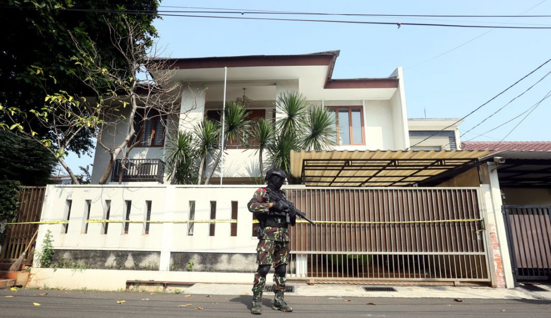 Anggota Brimob berjaga menjelang rekonstruksi kasus pembunuhan Brigadir J di depan rumah dinas mantan Kadiv Propam Polri Irjen Ferdy Sambo di Kompleks Polri, Duren Tiga, Jakarta, Selasa (30/8). - JPNN.com