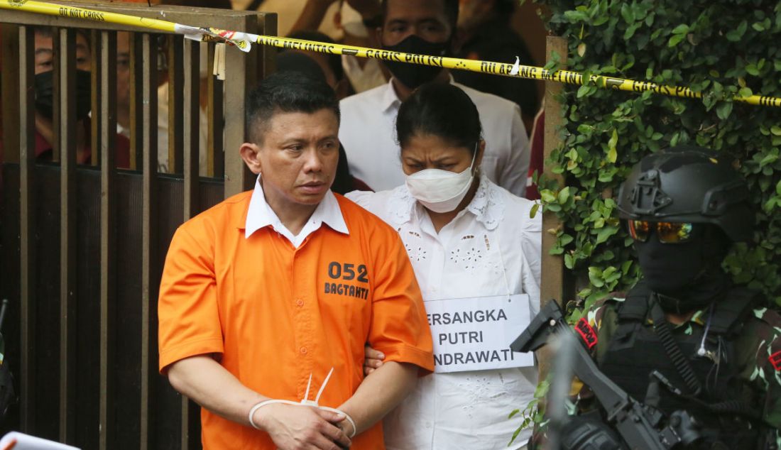 Tersangka Ferdy Sambo dan istrinya Putri Candrawati mengikuti rekonstruksi pembunuhan Brigadir J di Duren Tiga, Jakarta Selatan, Selasa (30/8). - JPNN.com