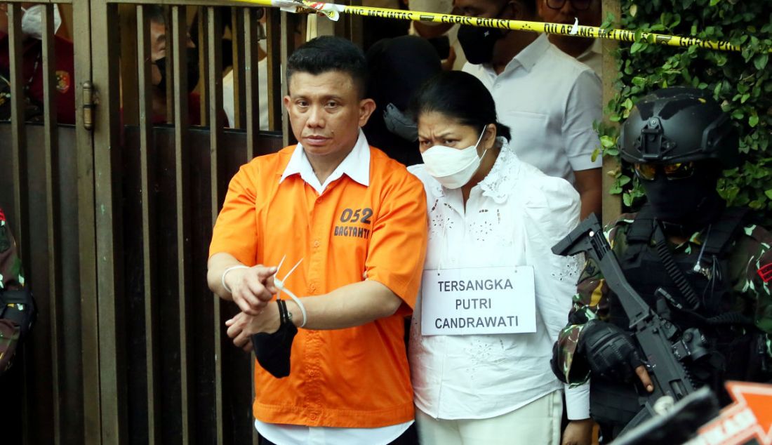 Tersangka Ferdy Sambo dan istrinya Putri Candrawati mengikuti rekonstruksi pembunuhan Brigadir J di Duren Tiga, Jakarta Selatan, Selasa (30/8). - JPNN.com