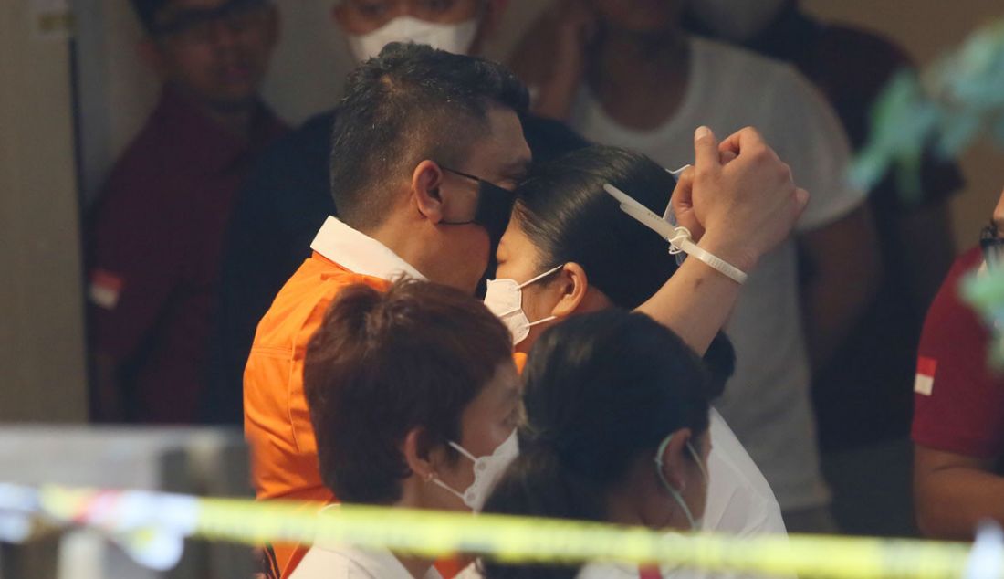 Ferdy Sambo memeluk istrinya Putri Candrawati di sela mengikuti rekonstruksi pembunuhan Brigadir J, di Duren Tiga, Jakarta Selatan, Selasa (30/8). - JPNN.com