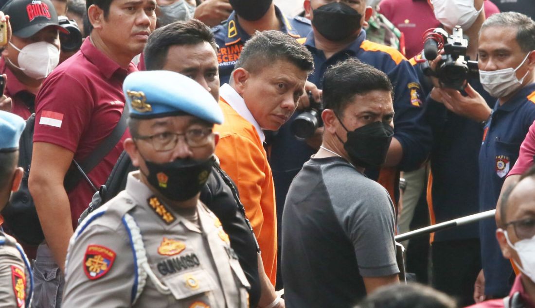 Tersangka Ferdy Sambo saat rekonstruksi pembunuhan Brigadir J di Duren Tiga, Jakarta Selatan, Selasa (30/8). - JPNN.com