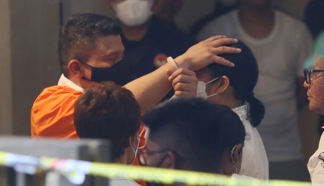 Ferdy Sambo mengusap kepala istrinya Putri Candrawati di sela rekonstruksi pembunuhan Brigadir J di Duren Tiga, Jakarta Selatan, Selasa (30/8). - JPNN.com