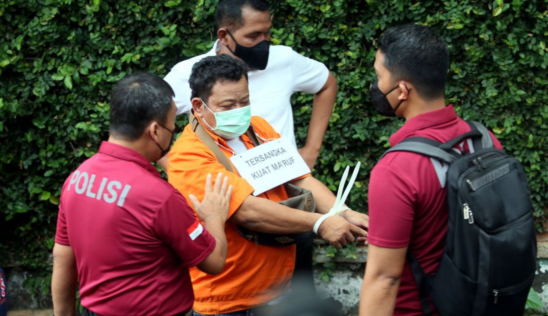 Tersangka Kuat Maruf saat mengikuti rekonstruksi kasus pembunuhan Brigadir J di rumah dinas Ferdy Sambo, Duren Tiga, Jakarta Selatan, Selasa (30/8). - JPNN.com