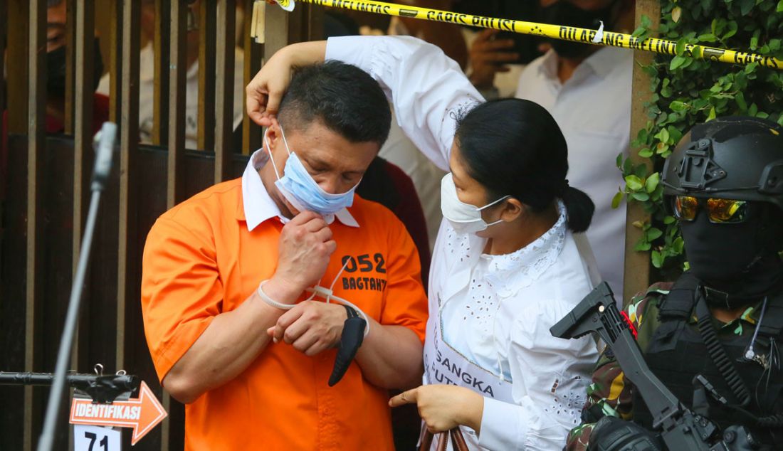 Putri Candrawati memakaikan masker kepada suaminya Ferdy Sambo di sela rekonstruksi pembunuhan Brigadir J, di Duren Tiga, Jakarta Selatan, Selasa (30/8). - JPNN.com